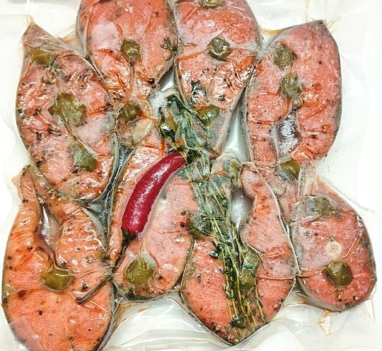Стейк из нерки со специями, травами и каперсами