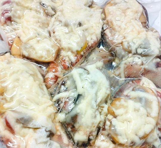 Стейки кижуча с грибами, томатами и сыром