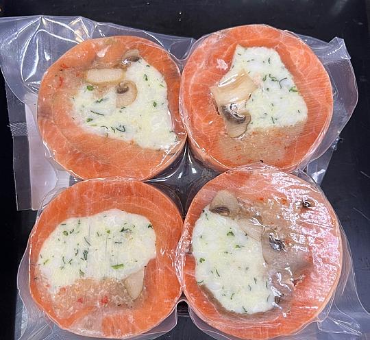 Рулет из форели с мясом краба, сыром чеддер, моцареллой и тигровой креветкой 