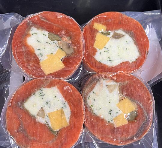 Рулет из нерки с сырной начинкой, шампиньонами, каперсами и сыром чеддер 