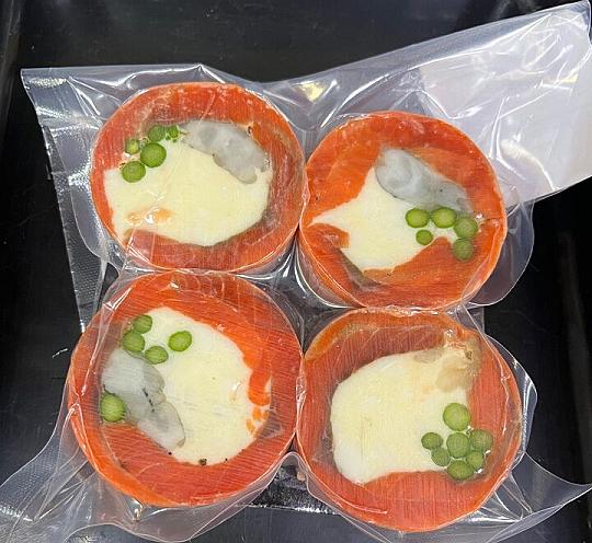 Рулет из нерки с сырной начинкой, креветкой и спаржей 
