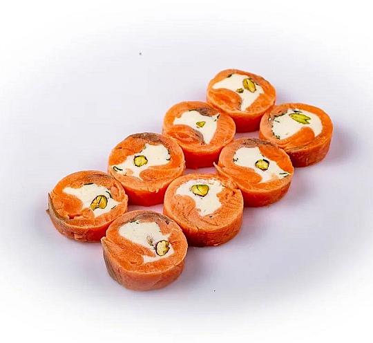 Рулетики из форели с сырной начинкой и фисташками 