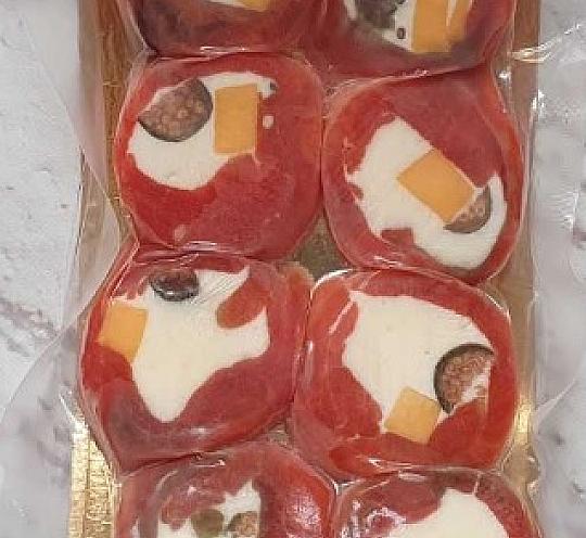 Рулетики из форели с сырной начинкой, маслинами и вялеными томатами 