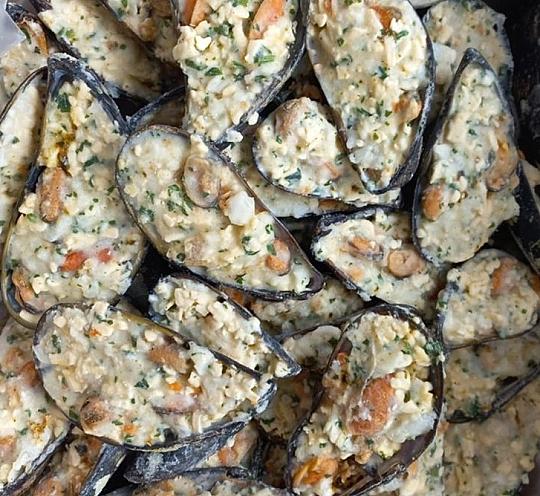 Мидии в раковине для запекания с сырной начинкой и палтусом