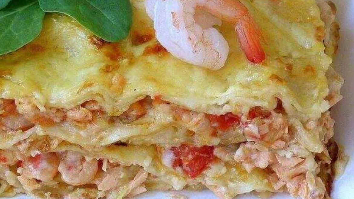 Лазанья с креветкой, гребешком и шпинатом под сливочным соусом
