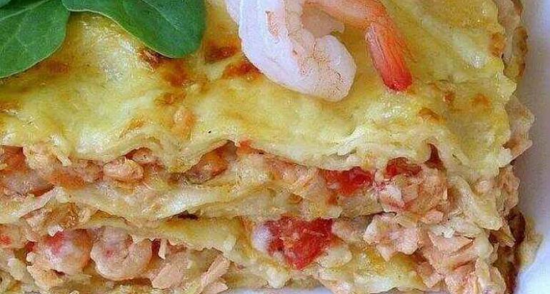 Лазанья с креветкой, гребешком и шпинатом под сливочным соусом
