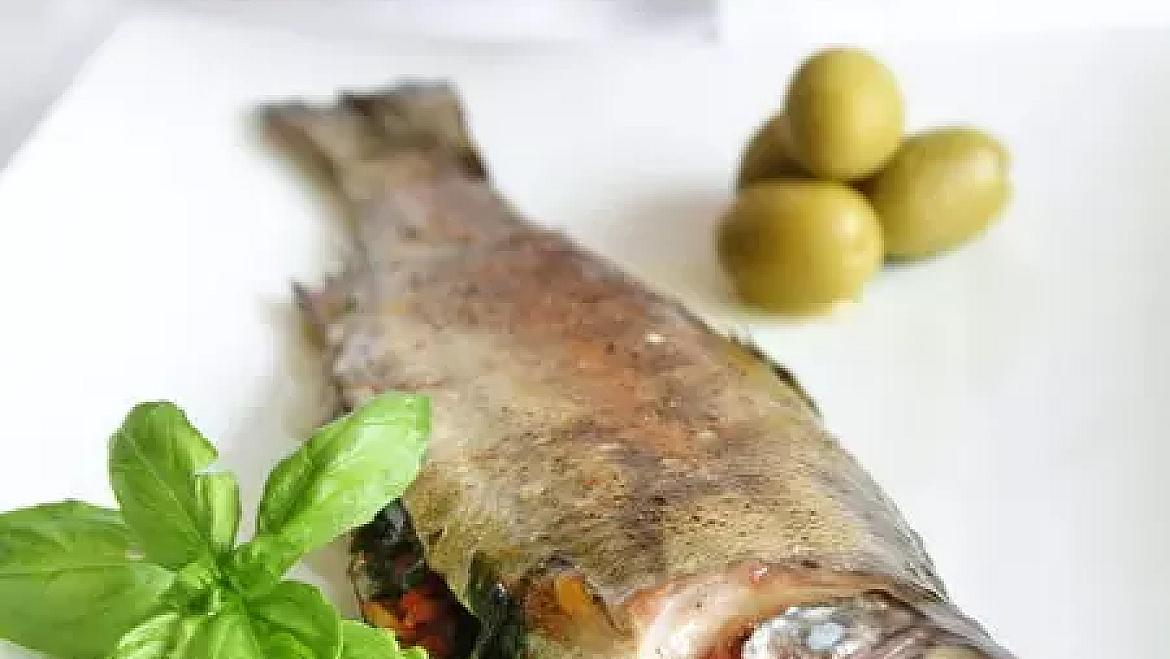 Форель, запеченная с маслинами и каперсами под соусом из печени трески

