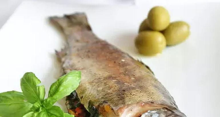 Форель, запеченная с маслинами и каперсами под соусом из печени трески
